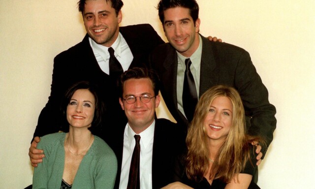 VENNNER FOR LIVET: Jennifer Aniston sammen med «Friends»-gjengen i 1998. (F.v): Matt LeBlanc, David Schwimmer, Courteney Cox og Matthew Perry. Lisa Kudrow er ikke med på bildet. VENNNER FOR LIVET: Jennifer Aniston sammen med «Friends»-gjengen i 1998. (F.v): Matt LeBlanc, David Schwimmer, Courteney Cox og Matthew Perry. Lisa Kudrow er ikke med på bildet.